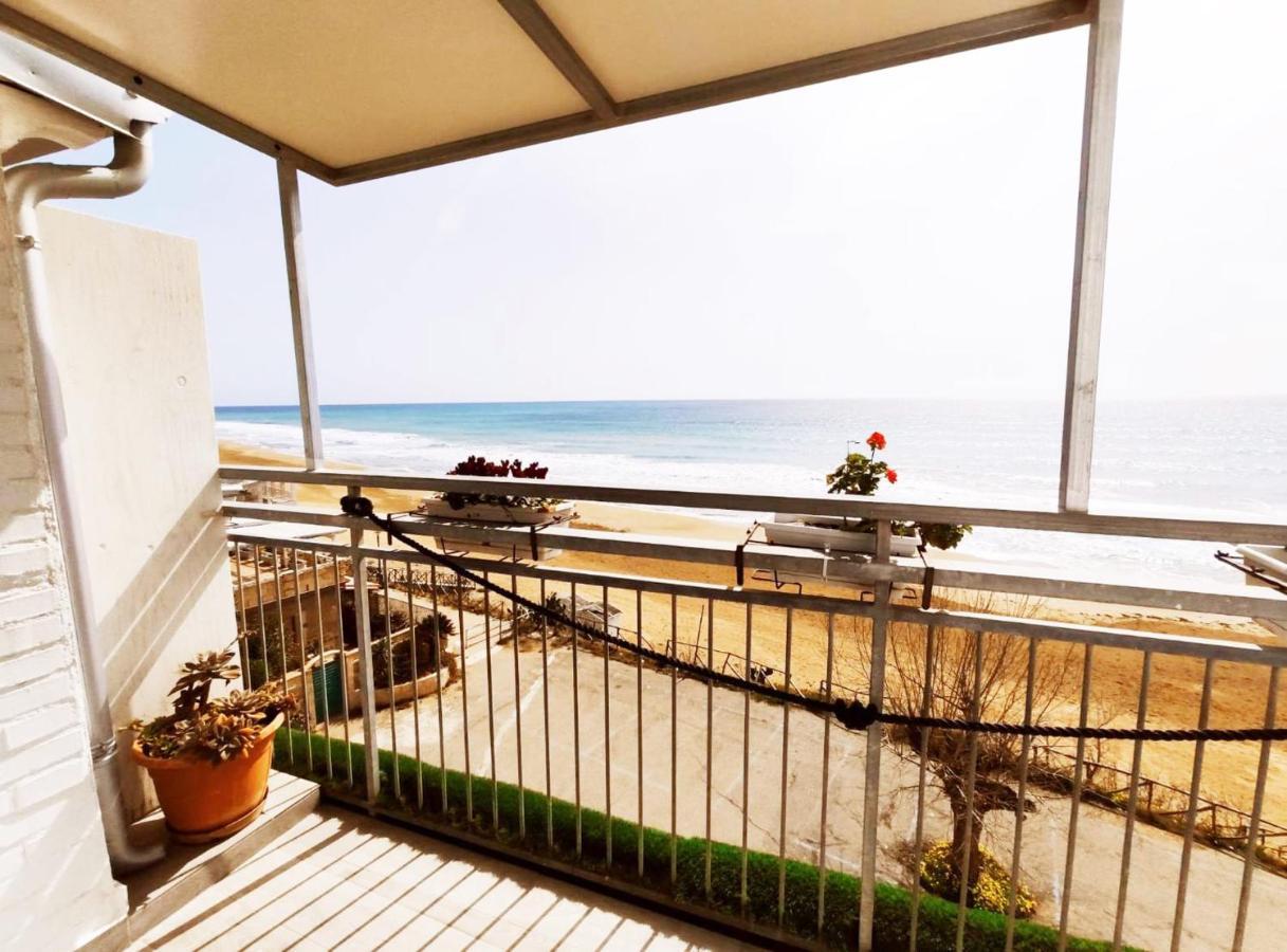 B&B Capo Rizzuto Fronte Mare Buitenkant foto
