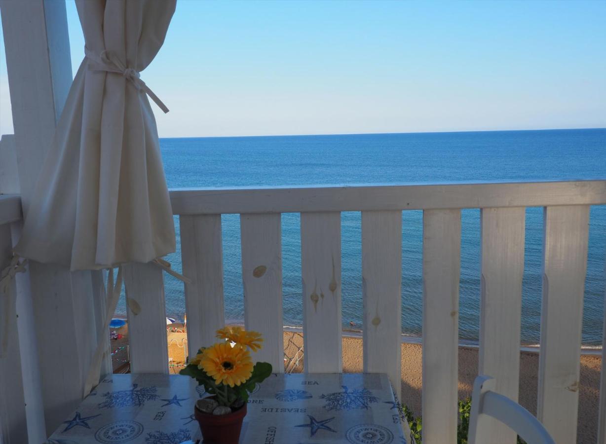 B&B Capo Rizzuto Fronte Mare Buitenkant foto