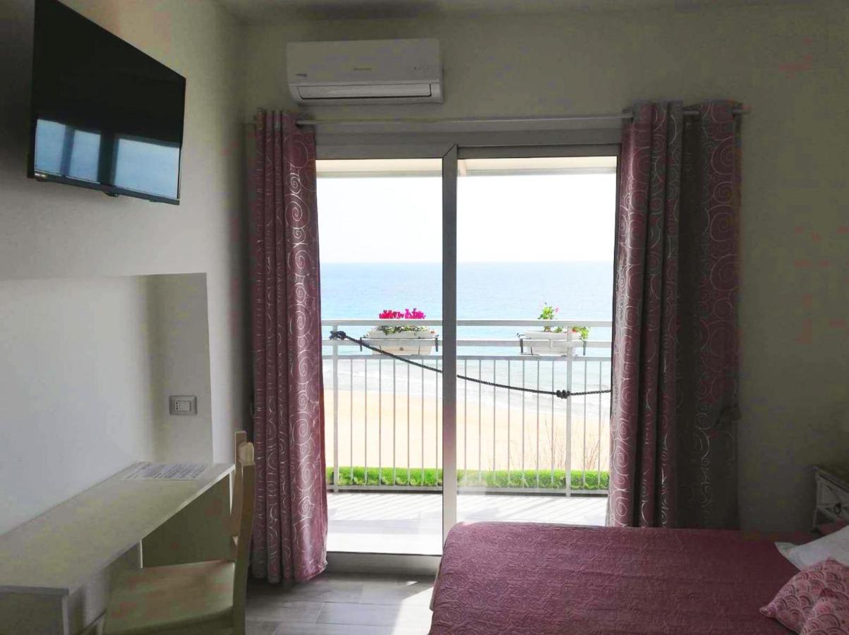 B&B Capo Rizzuto Fronte Mare Buitenkant foto